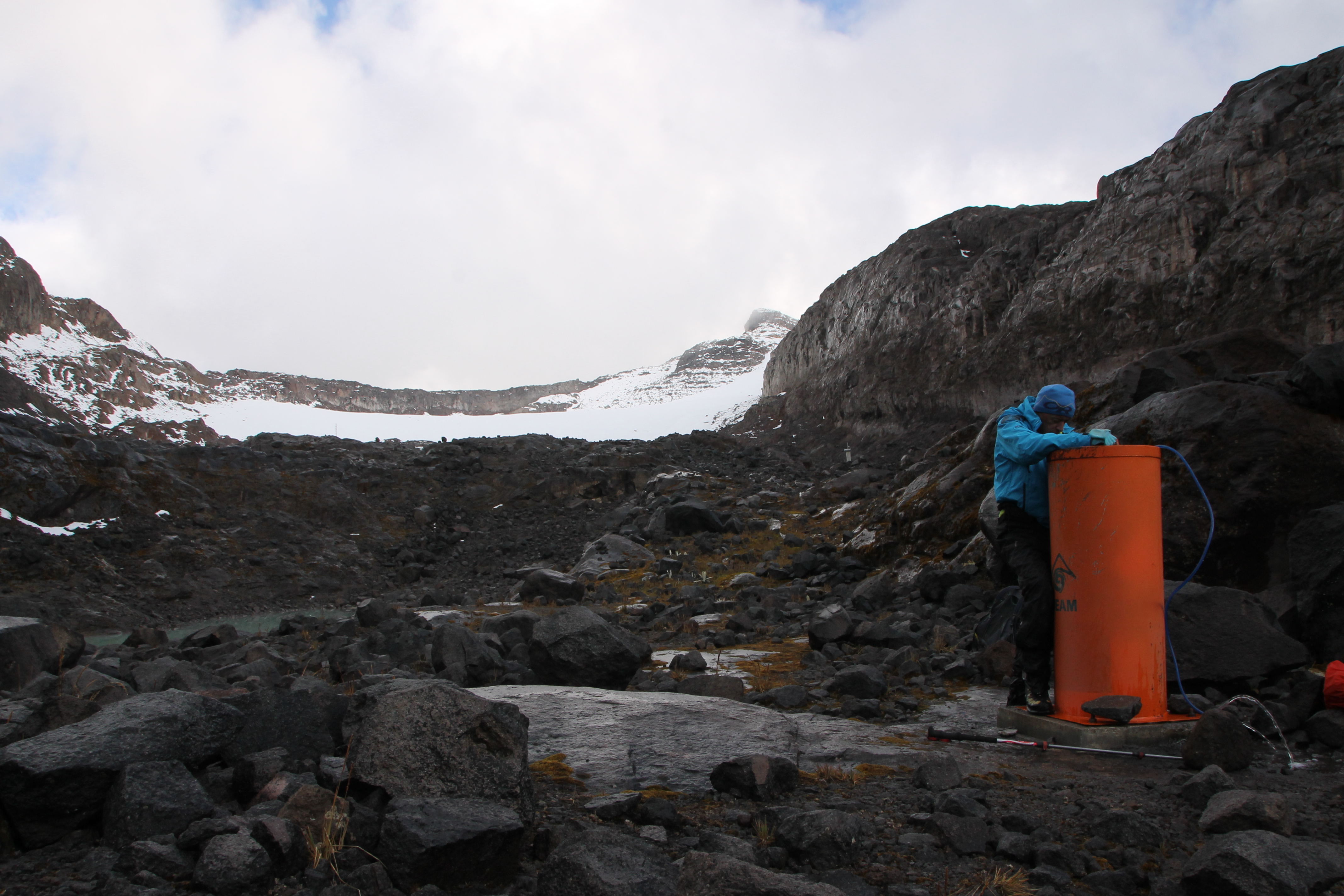 Pluviómetro totalizador en glaciar Conejeras