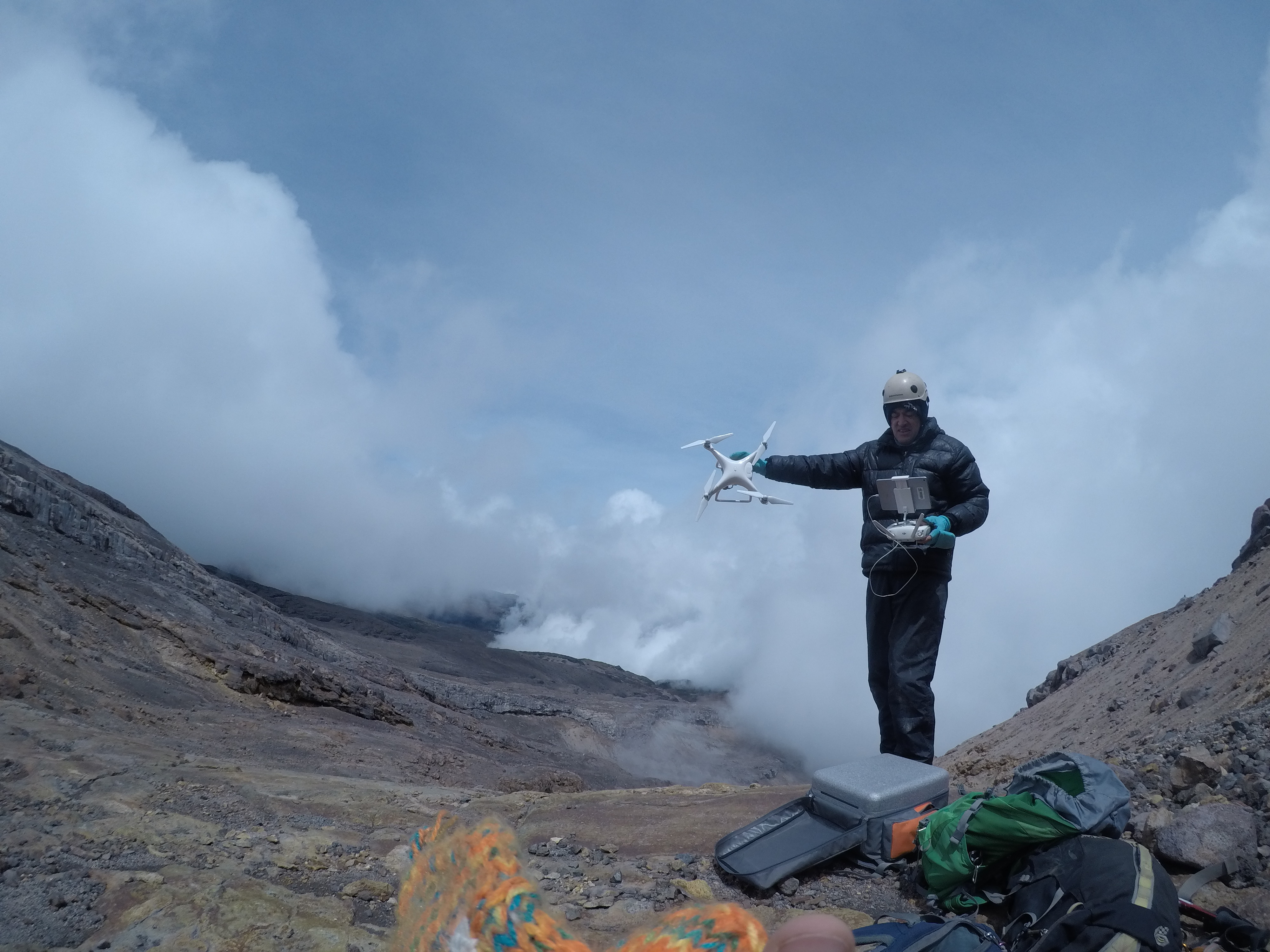 Sobrevuelo con dron en el nevado Santa Isabel año  2017 (izquierda)