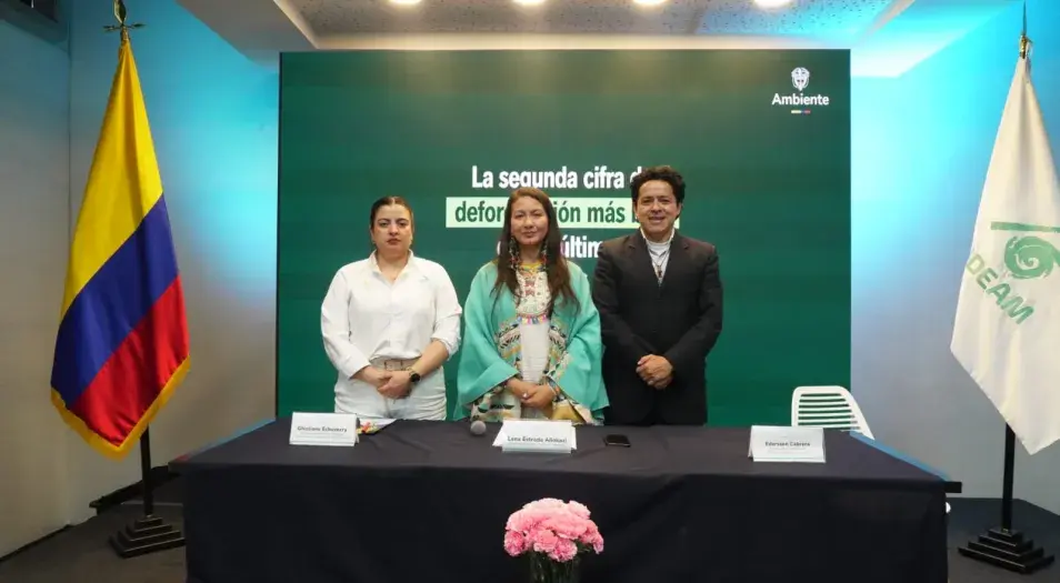 Rueda de prensa en el Ideam sobre las cifras de deforestación en Colombia 2024. De izquierda a derecha: Ghislaine Echeverry (Directora del Ideam), Lena Estrada Ahoikasi (Ministra de Ambiente y Desarrollo Sostenible) y Edersson Cabrera (Coordinador del Sistema de Monitoreo de Bosques del Ideam).