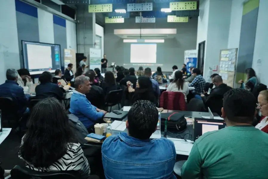 El taller se desarrolló bajo una metodología híbrida que garantizó la participación en condiciones de equidad entre asistentes presenciales y virtuales.